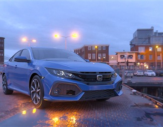 现代蓝色汽车