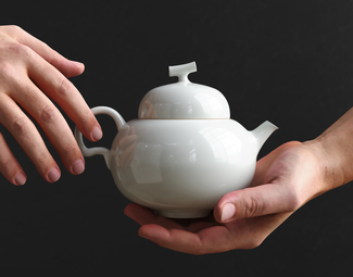 现代 茶壶 手捧茶壶